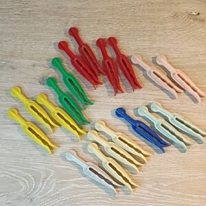 Vintage 50s-60s Mastro Plastic Clothesline Pegs Set Of 18